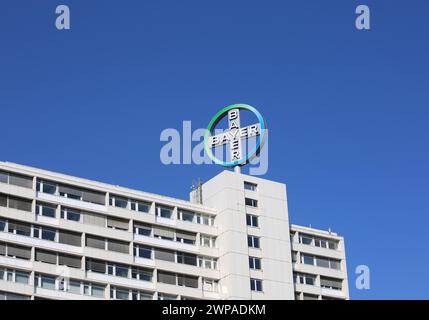BERLIN, DEUTSCHLAND-27. FEBRUAR 2015: Das Gebäude der Bayer AG mit Spinning-Logo befindet sich am weltweiten Pharma-Hauptsitz in Berlin Stockfoto
