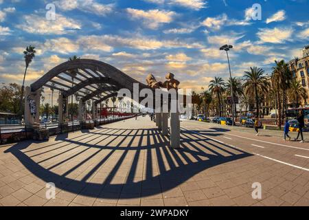 BARCELONA, SPANIEN, 1. MÄRZ 2022: Ronda Litoral-Passeig de Colom im Nachmittagslicht mit La Gamba de Mariscal oder Gambrinus, einer Skulptur, die von der entworfen wurde Stockfoto