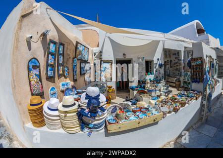 OIA, SANTORINI, GRIECHENLAND - 21. JUNI 2021: Kaufen Sie typische Souvenirs aus Griechenland und der Insel Santorin, auf der Hauptstraße Nik. Nomikou. Stockfoto