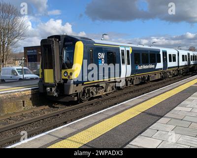 Datchet, Berkshire, Großbritannien. März 2024. Ein Zug der South Western Railway am Bahnhof Datchet in Berkshire. Die Fahrpreise für den Schienenverkehr wurden diese Woche um 4,9 % erhöht, was den Pendlern während der Krise der Lebenshaltungskosten noch mehr finanzielle Sorgen bereitet. Kredit: Maureen McLean/Alamy Stockfoto