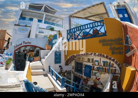 OIA, SANTORINI, GRIECHENLAND - 21. JUNI 2021: Kaufen Sie typische Souvenirs aus Griechenland und der Insel Santorin, auf der Hauptstraße Nik. Nomikou. Stockfoto