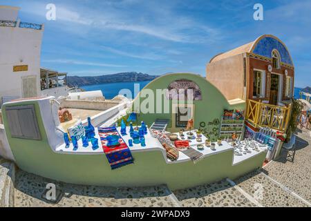 OIA, SANTORINI, GRIECHENLAND - 21. JUNI 2021: Kaufen Sie typische Souvenirs aus Griechenland und der Insel Santorin, auf der Hauptstraße Nik. Nomikou. Stockfoto