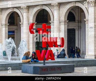 GENUA, ITALIEN - 20. MÄRZ 2021: Logo von Genua auf der Piazza Raffaele de Ferrari, dem Hauptplatz von Genua, berühmt für seinen Brunnen und Wasserspiele. Stockfoto