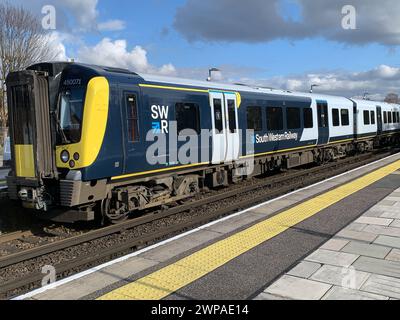 Datchet, Berkshire, Großbritannien. März 2024. Ein Zug der South Western Railway am Bahnhof Datchet in Berkshire. Die Fahrpreise für den Schienenverkehr wurden diese Woche um 4,9 % erhöht, was den Pendlern während der Krise der Lebenshaltungskosten noch mehr finanzielle Sorgen bereitet. Kredit: Maureen McLean/Alamy Stockfoto