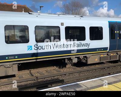 Datchet, Berkshire, Großbritannien. März 2024. Ein Zug der South Western Railway am Bahnhof Datchet in Berkshire. Die Fahrpreise für den Schienenverkehr wurden diese Woche um 4,9 % erhöht, was den Pendlern während der Krise der Lebenshaltungskosten noch mehr finanzielle Sorgen bereitet. Kredit: Maureen McLean/Alamy Stockfoto