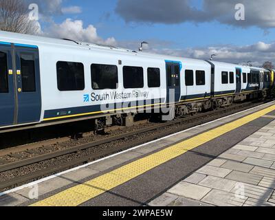 Datchet, Berkshire, Großbritannien. März 2024. Ein Zug der South Western Railway am Bahnhof Datchet in Berkshire. Die Fahrpreise für den Schienenverkehr wurden diese Woche um 4,9 % erhöht, was den Pendlern während der Krise der Lebenshaltungskosten noch mehr finanzielle Sorgen bereitet. Kredit: Maureen McLean/Alamy Stockfoto