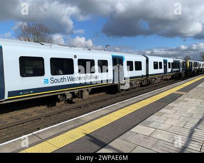 Datchet, Berkshire, Großbritannien. März 2024. Ein Zug der South Western Railway am Bahnhof Datchet in Berkshire. Die Fahrpreise für den Schienenverkehr wurden diese Woche um 4,9 % erhöht, was den Pendlern während der Krise der Lebenshaltungskosten noch mehr finanzielle Sorgen bereitet. Kredit: Maureen McLean/Alamy Stockfoto