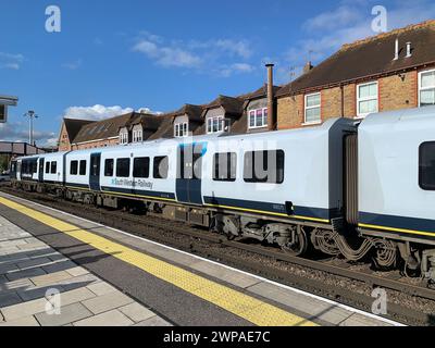 Datchet, Berkshire, Großbritannien. März 2024. Ein Zug der South Western Railway am Bahnhof Datchet in Berkshire. Die Fahrpreise für den Schienenverkehr wurden diese Woche um 4,9 % erhöht, was den Pendlern während der Krise der Lebenshaltungskosten noch mehr finanzielle Sorgen bereitet. Kredit: Maureen McLean/Alamy Stockfoto