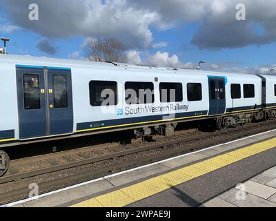 Datchet, Berkshire, Großbritannien. März 2024. Ein Zug der South Western Railway am Bahnhof Datchet in Berkshire. Die Fahrpreise für den Schienenverkehr wurden diese Woche um 4,9 % erhöht, was den Pendlern während der Krise der Lebenshaltungskosten noch mehr finanzielle Sorgen bereitet. Kredit: Maureen McLean/Alamy Stockfoto