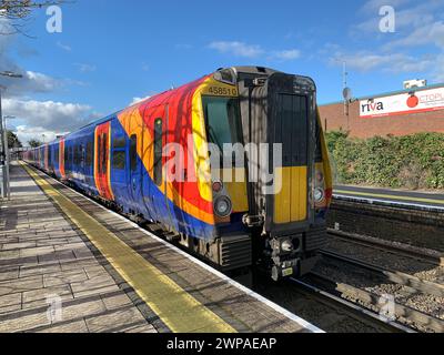 Datchet, Berkshire, Großbritannien. März 2024. Ein Zug der South Western Railway am Bahnhof Datchet in Berkshire. Die Fahrpreise für den Schienenverkehr wurden diese Woche um 4,9 % erhöht, was den Pendlern während der Krise der Lebenshaltungskosten noch mehr finanzielle Sorgen bereitet. Kredit: Maureen McLean/Alamy Stockfoto