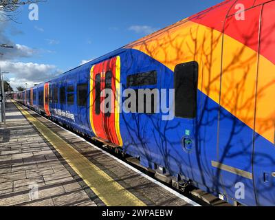 Datchet, Berkshire, Großbritannien. März 2024. Ein Zug der South Western Railway am Bahnhof Datchet in Berkshire. Die Fahrpreise für den Schienenverkehr wurden diese Woche um 4,9 % erhöht, was den Pendlern während der Krise der Lebenshaltungskosten noch mehr finanzielle Sorgen bereitet. Kredit: Maureen McLean/Alamy Stockfoto