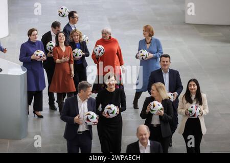 Die Kabinettsmitglieder aufgenommen im Rahmen eines Gruppenfotos im Rahmen der EURO24, 100 Tage vor dem Auftaktspiel der Heim-EM. Berlin, 07.03.2024. Fotografiert im Auftrag des Auswaertigen Amtes. Berlin Deutschland *** die Kabinettsmitglieder fotografiert als Teil eines Gruppenfotos während der EURO24, 100 Tage vor dem Eröffnungsspiel der Heimeuropameisterschaft Berlin, 07 03 2024 fotografiert im Auftrag des Auswärtigen Amtes Berlin Deutschland Copyright: xKiraxHofmannxAAxphotothek.dex Stockfoto