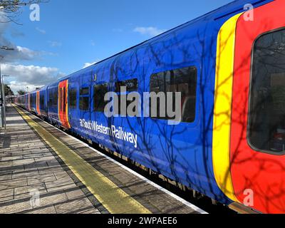 Datchet, Berkshire, Großbritannien. März 2024. Ein Zug der South Western Railway am Bahnhof Datchet in Berkshire. Die Fahrpreise für den Schienenverkehr wurden diese Woche um 4,9 % erhöht, was den Pendlern während der Krise der Lebenshaltungskosten noch mehr finanzielle Sorgen bereitet. Kredit: Maureen McLean/Alamy Stockfoto