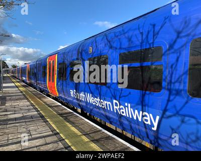 Datchet, Berkshire, Großbritannien. März 2024. Ein Zug der South Western Railway am Bahnhof Datchet in Berkshire. Die Fahrpreise für den Schienenverkehr wurden diese Woche um 4,9 % erhöht, was den Pendlern während der Krise der Lebenshaltungskosten noch mehr finanzielle Sorgen bereitet. Kredit: Maureen McLean/Alamy Stockfoto