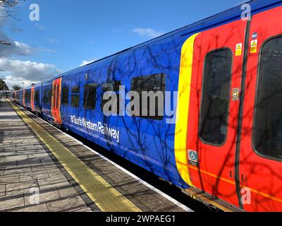 Datchet, Berkshire, Großbritannien. März 2024. Ein Zug der South Western Railway am Bahnhof Datchet in Berkshire. Die Fahrpreise für den Schienenverkehr wurden diese Woche um 4,9 % erhöht, was den Pendlern während der Krise der Lebenshaltungskosten noch mehr finanzielle Sorgen bereitet. Kredit: Maureen McLean/Alamy Stockfoto