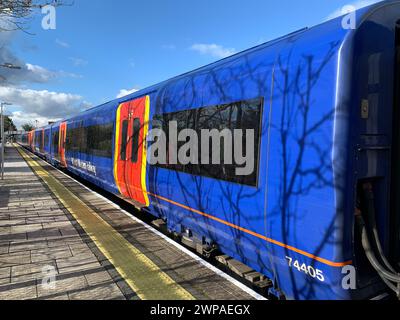 Datchet, Berkshire, Großbritannien. März 2024. Ein Zug der South Western Railway am Bahnhof Datchet in Berkshire. Die Fahrpreise für den Schienenverkehr wurden diese Woche um 4,9 % erhöht, was den Pendlern während der Krise der Lebenshaltungskosten noch mehr finanzielle Sorgen bereitet. Kredit: Maureen McLean/Alamy Stockfoto