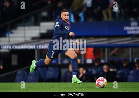 Kylian Mbappe aus Paris Saint-Germain mit dem Ball während des UEFA Champions League-Spiels zwischen Real Sociedad und Paris Saint-Germain in der reale Arena Stockfoto