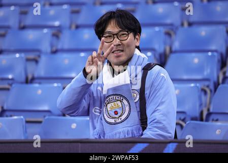 Manchester, Großbritannien. März 2024. Fans, die beim UEFA Champions League-Spiel Manchester City gegen FC Kopenhagen am 6. März 2024 im Etihad Stadion in Manchester, Großbritannien, ankommen (Foto: Mark Cosgrove/News Images), Manchester, Großbritannien, am 6. März 2024. (Foto: Mark Cosgrove/News Images/SIPA USA) Credit: SIPA USA/Alamy Live News Stockfoto