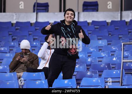 Manchester, Großbritannien. März 2024. Fans, die beim UEFA Champions League-Spiel Manchester City gegen FC Kopenhagen am 6. März 2024 im Etihad Stadion in Manchester, Großbritannien, ankommen (Foto: Mark Cosgrove/News Images), Manchester, Großbritannien, am 6. März 2024. (Foto: Mark Cosgrove/News Images/SIPA USA) Credit: SIPA USA/Alamy Live News Stockfoto