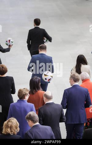 Die Kabinettsmitglieder aufgenommen im Rahmen eines Gruppenfotos im Rahmen der EURO24, 100 Tage vor dem Auftaktspiel der Heim-EM. Berlin, 07.03.2024. Fotografiert im Auftrag des Auswaertigen Amtes. Berlin Deutschland *** die Kabinettsmitglieder fotografiert als Teil eines Gruppenfotos während der EURO24, 100 Tage vor dem Eröffnungsspiel der Heimeuropameisterschaft Berlin, 07 03 2024 fotografiert im Auftrag des Auswärtigen Amtes Berlin Deutschland Copyright: xKiraxHofmannxAAxphotothek.dex Stockfoto