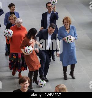 Die Kabinettsmitglieder aufgenommen im Rahmen eines Gruppenfotos im Rahmen der EURO24, 100 Tage vor dem Auftaktspiel der Heim-EM. Berlin, 07.03.2024. Fotografiert im Auftrag des Auswaertigen Amtes. Berlin Deutschland *** die Kabinettsmitglieder fotografiert als Teil eines Gruppenfotos während der EURO24, 100 Tage vor dem Eröffnungsspiel der Heimeuropameisterschaft Berlin, 07 03 2024 fotografiert im Auftrag des Auswärtigen Amtes Berlin Deutschland Copyright: xKiraxHofmannxAAxphotothek.dex Stockfoto