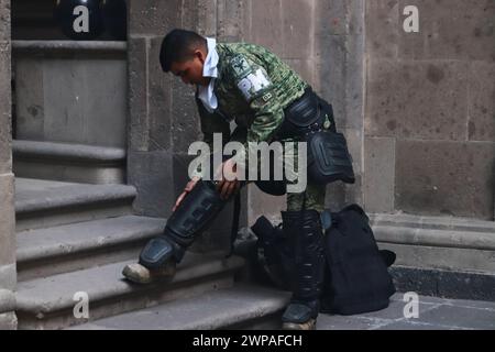 6. März 2024 in Mexiko-Stadt, Mexiko: Eine Militärpolizei zieht die Aufstandsausrüstung an der Haupttür des Nationalpalastes an, um Demonstranten wegen des Ayotzinapa-Falls zu begegnen. Am 6. März 2024. In Mexiko-Stadt, Mexiko. (Kreditbild: © Carlos Santiago/eyepix via ZUMA Press Wire) NUR REDAKTIONELLE VERWENDUNG! Nicht für kommerzielle ZWECKE! Stockfoto