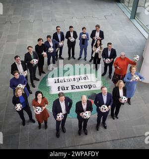 Die Kabinettsmitglieder aufgenommen im Rahmen eines Gruppenfotos im Rahmen der EURO24, 100 Tage vor dem Auftaktspiel der Heim-EM. Berlin, 07.03.2024. Fotografiert im Auftrag des Auswaertigen Amtes. Berlin Deutschland *** die Kabinettsmitglieder fotografiert als Teil eines Gruppenfotos während der EURO24, 100 Tage vor dem Eröffnungsspiel der Heimeuropameisterschaft Berlin, 07 03 2024 fotografiert im Auftrag des Auswärtigen Amtes Berlin Deutschland Copyright: xKiraxHofmannxAAxphotothek.dex Stockfoto