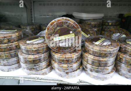 Beirut, Libanon. März 2024. Frischtermine für den Ramadan im Supermarkt von Beirut, Libanon, am 6. März 2024. Der erste Fastentag für den muslimischen heiligen Monat Ramadan 2024 ist Montag, 11. März oder Dienstag, 12. März, je nach der Sichtung des Neumondes. Der libanesische Premierminister Najib Mikati sagte bereits an den vergangenen Tagen, dass "indirekte Gespräche zur Beendigung der Feindseligkeiten entlang der libanesisch-israelischen Grenze während des muslimischen Heiligen Monats Ramadan beginnen werden". (Foto: Elisa Gestri/SIPA USA) Credit: SIPA USA/Alamy Live News Stockfoto