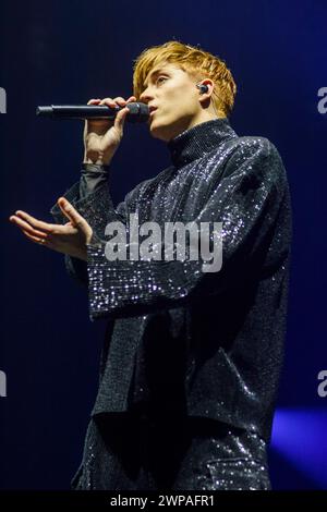 Der belgische Sänger lebt in der ING Arena | Le chanteur belge Loic Nottet en Concert a l'ING Arena Stockfoto