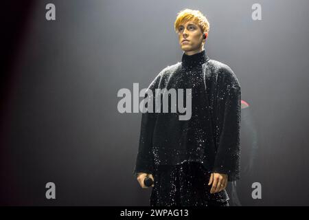 Der belgische Sänger lebt in der ING Arena | Le chanteur belge Loic Nottet en Concert a l'ING Arena Stockfoto