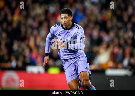 Porträt des jungen englischen Real Madrid Spielers Jude Bellingham während eines Spiels in Mestalla, Valencia, Spanien. Stockfoto