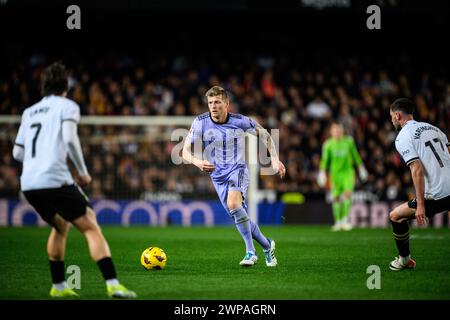 Real Madrids deutscher Spieler Toni Kroos in Aktion während eines EA Sports LaLiga-Spiels in Mestalla, Valencia, Spanien. Stockfoto