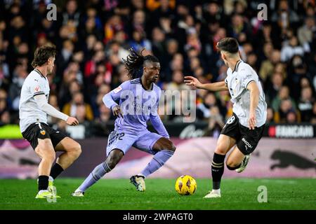 Real Madrids französischer Spieler Eduardo Camavinga in Aktion während eines EA Sports LaLiga-Spiels in Mestalla, Valencia, Spanien. Stockfoto