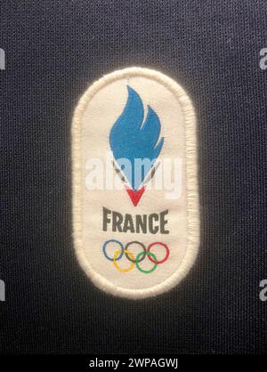 Nahaufnahme einer olympia-Sportweste mit französischem Logo. Stockfoto
