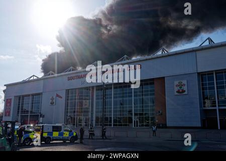 Ein riesiger Brand in der Industrieeinheit neben Southampton's St. Mary's Stadium Stockfoto