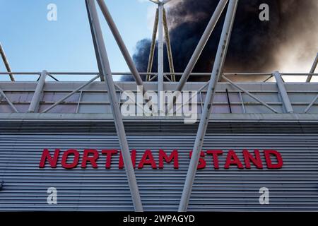 Ein riesiger Brand in der Industrieeinheit neben Southampton's St. Mary's Stadium Stockfoto