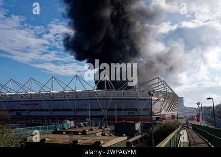 Ein riesiger Brand in der Industrieeinheit neben Southampton's St. Mary's Stadium Stockfoto