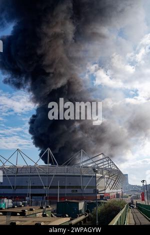 Ein riesiger Brand in der Industrieeinheit neben Southampton's St. Mary's Stadium Stockfoto