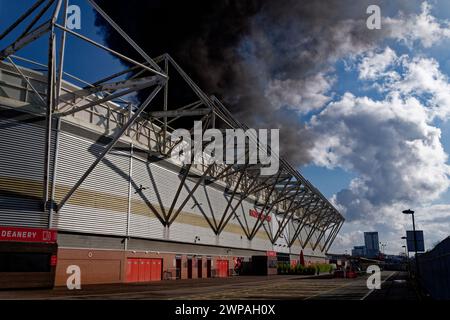 Ein riesiger Brand in der Industrieeinheit neben Southampton's St. Mary's Stadium Stockfoto