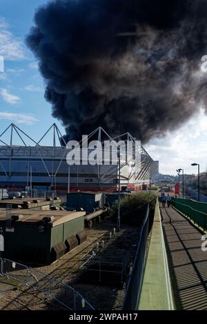 Ein riesiger Brand in der Industrieeinheit neben Southampton's St. Mary's Stadium Stockfoto