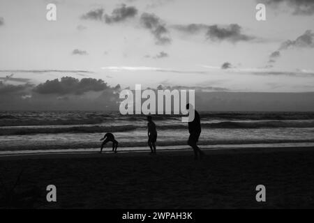 Foto Prise sur la plage Anhänger un couché de soleil. Stockfoto