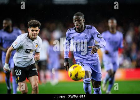 Fran Perez aus Valencia und Ferland Mendy aus Real Madrid liefen während eines LaLiga-Spiels in Mestalla, Valencia, Spanien, um den Ball. Stockfoto