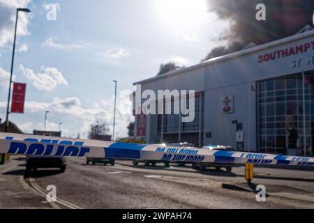 Ein riesiger Brand in der Industrieeinheit neben Southampton's St. Mary's Stadium Stockfoto