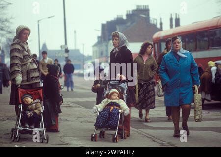 Arbeiterinnen 1980er Jahre Großbritannien. Einheimische Mütter, die Kinderwägen schieben, halten an und unterhalten sich in der Hessle Road, einer traditionellen Arbeiterenklave und Heimat von Fischern und Hafenarbeitern. Hull, Humberside, England 1980 HOMER SYKES Stockfoto