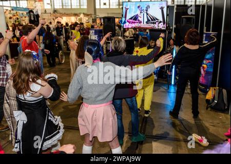 Made in Asia ist der Termin für Mangas, asiatische Zeichentrickfilme, Videospiele, tv-Serien-Fans auf der Heyzel Brussels Expo - Tanzen und Kopieren des Zeichentrickfilms auf Th Stockfoto