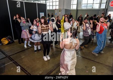 Made in Asia ist der Termin für Mangas, asiatische Zeichentrickfilme, Videospiele, tv-Serien-Fans auf der Heyzel Brussels Expo - Tanzen und Kopieren des Zeichentrickfilms auf Th Stockfoto