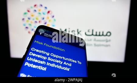 Mobiltelefon mit Website der Saudi-arabischen Organisation Misk Foundation vor dem Logo. Fokussieren Sie sich oben links auf der Telefonanzeige. Stockfoto