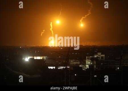 Rafah, Gaza. März 2024. Von israelischen Soldaten abgefeuerte Flecken erleuchten den Himmel über Khan Yunis im südlichen Gazastreifen am Mittwoch, den 6. März 2024. Angesichts des Mangels an Nahrungsmitteln setzt sich die unnachgiebige israelische Belagerung des Gazastreifens fort. Foto: Ismael Mohamad/UPI Credit: UPI/Alamy Live News Stockfoto