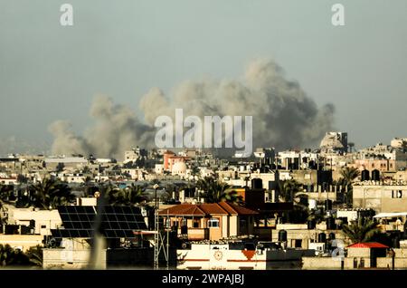 Rafah, Gaza. März 2024. Während des israelischen Bombardements im südlichen Gazastreifen am Mittwoch, 6. März 2024, steigt Rauch. Angesichts des Mangels an Nahrungsmitteln setzt sich die unnachgiebige israelische Belagerung des Gazastreifens fort. Foto: Ismael Mohamad/UPI Credit: UPI/Alamy Live News Stockfoto