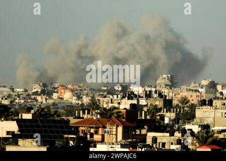 Rafah, Gaza. März 2024. Während des israelischen Bombardements im südlichen Gazastreifen am Mittwoch, 6. März 2024, steigt Rauch. Angesichts des Mangels an Nahrungsmitteln setzt sich die unnachgiebige israelische Belagerung des Gazastreifens fort. Foto: Ismael Mohamad/UPI Credit: UPI/Alamy Live News Stockfoto